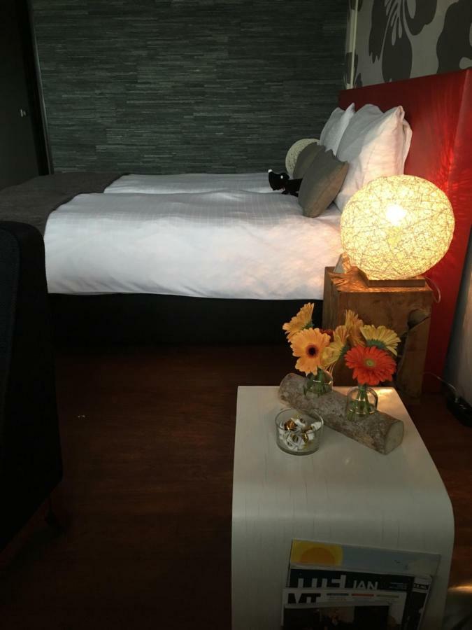 Bed & Breakfast Flowerzzz... Rotterdam Exterior photo